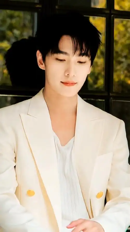 杨洋站在温暖的阳光下,枫叶的红与阳光的金交织成一幅绚烂的画卷.