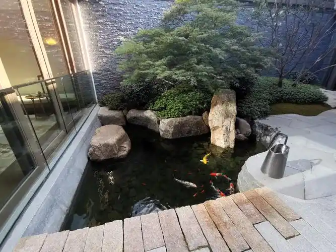 水池造型简单,配石大而少,有气势,开创苏州园林置石先河!