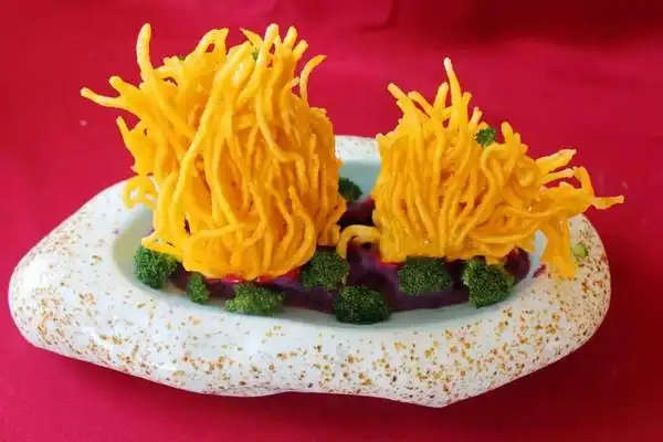 虾球福庆宫灯酥点(面点)水晶金枪虾饺(面点)舞彩缤纷如意(果盘)比赛中