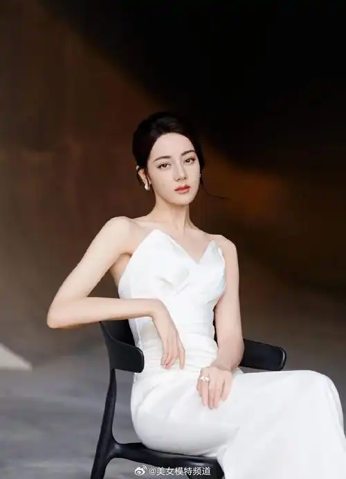 迪丽热巴身穿抹胸流光长裙拍大片秀玲珑身姿超美