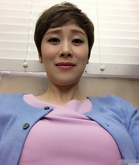 她是《红海行动》里的"夏楠",在现实生活中如此美丽大方!