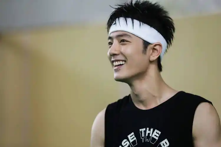 演员肖战罕见晒运动美照 肌肉线条清晰可见 又欲又帅秒变运动型男