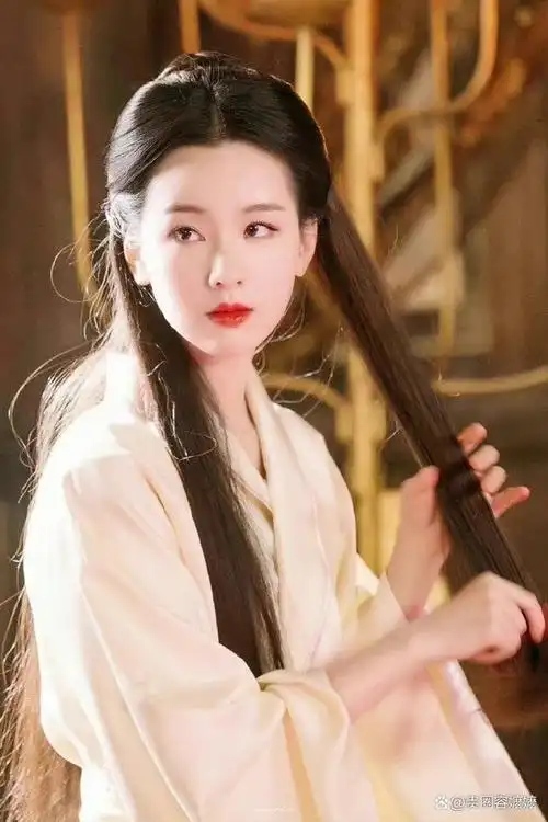 除了在电影《左耳》里扮演单纯的女生之外,陈都灵在古装剧里也有相当