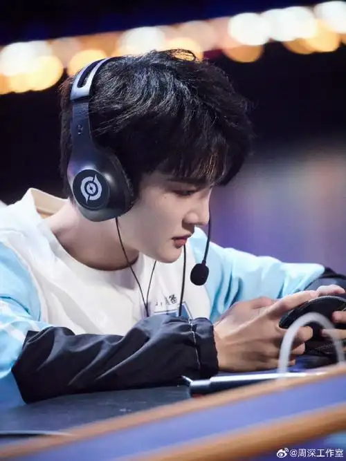 跨界竞技者旅者@卡布叻_周深在活动中认真专注,简单的动作也帅气首沣