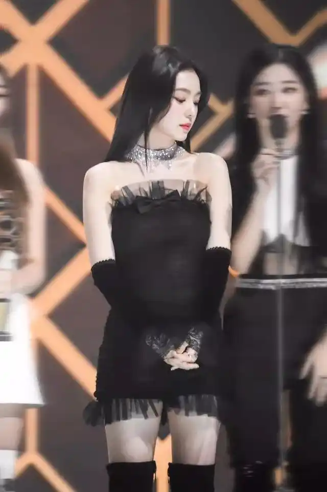 韩系女神裴珠泫撞衫景甜,同穿黑纱短裙,人间富贵花太惹眼了