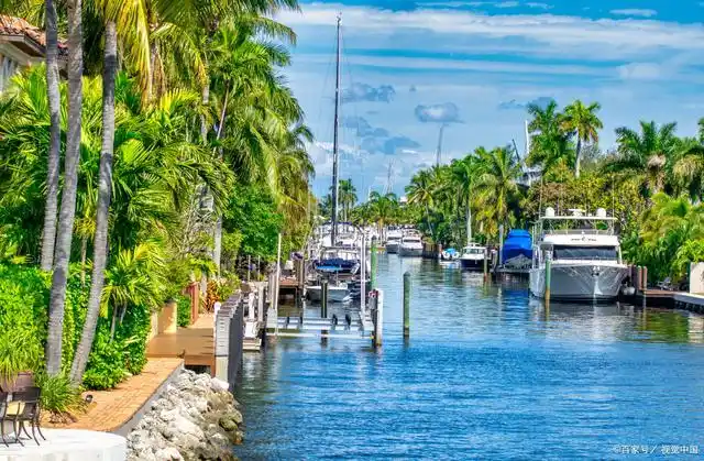 巴厘岛是印度尼西亚岛屿,在印度洋赤道南方8度,是世界著名的旅游胜地