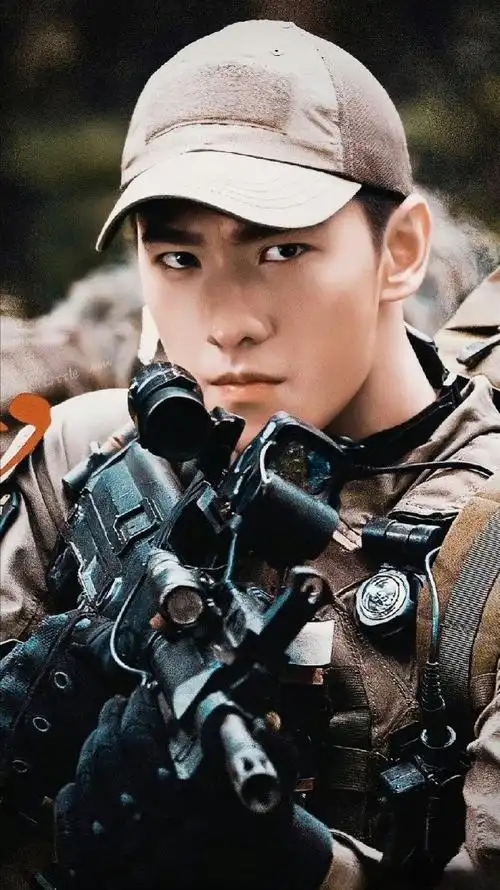 不得不说杨洋穿起军装,特别的酷帅,笔直高挑的身材,英气的