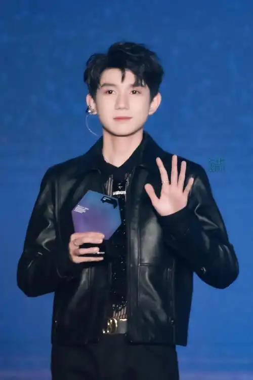 王源出席qq音乐巅峰盛典##王源绿海