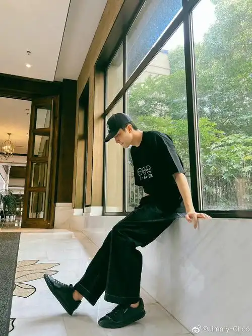 高伟光以一身休闲造型搭配diamond light运动鞋,纯黑色调自带优雅