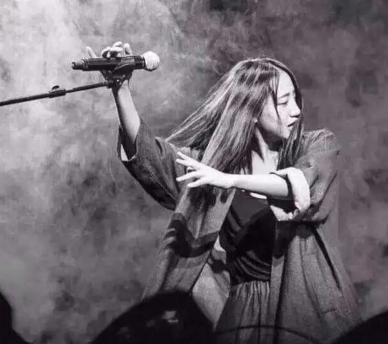 歌手陈粒个人资料 陈粒陈陈陈牵手照片 - 歌词译