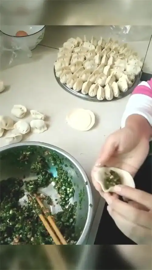 实拍农村大姐包饺子,简单一捏就包好了,个个饱满不露馅,收藏了