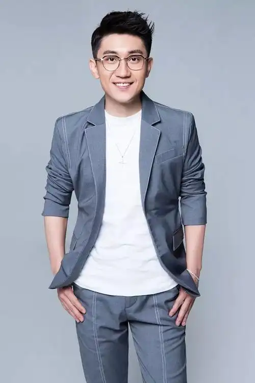 金志文:内地实力派男歌手,2007年发行首张个人专辑《兄弟小文》,主打