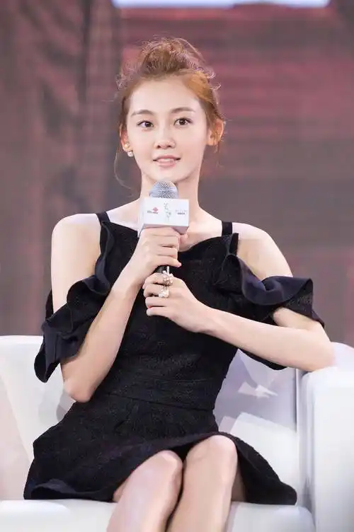 苗苗的艰辛成名录:拍电影赤脚舞蹈,长腿一字马马赢得冯小刚青睐_芳华