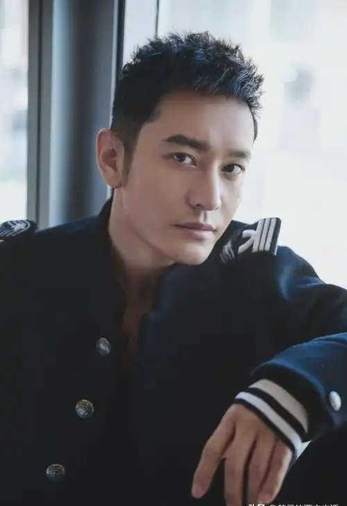 各类活动,黄教主总是以光鲜夺目的形象示人,一头梳得整整齐齐的大背头