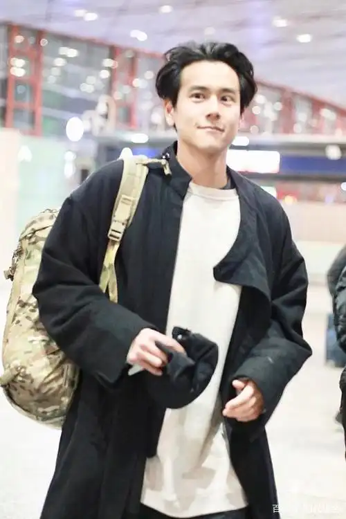 彭于晏穿风衣梳大背头亮相 37岁仍旧少年 对镜微笑又帅又奶