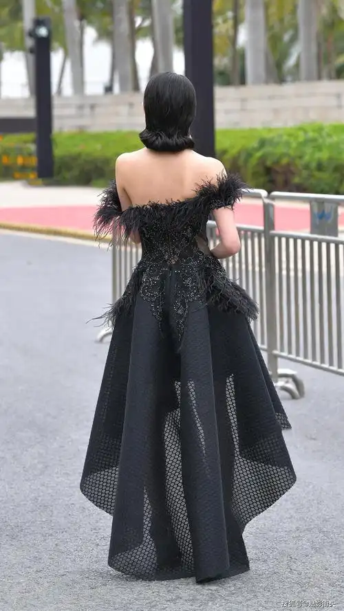 黑色晚礼服搭配黑色高跟凉鞋,前短后长的设计衬托身材提升气质