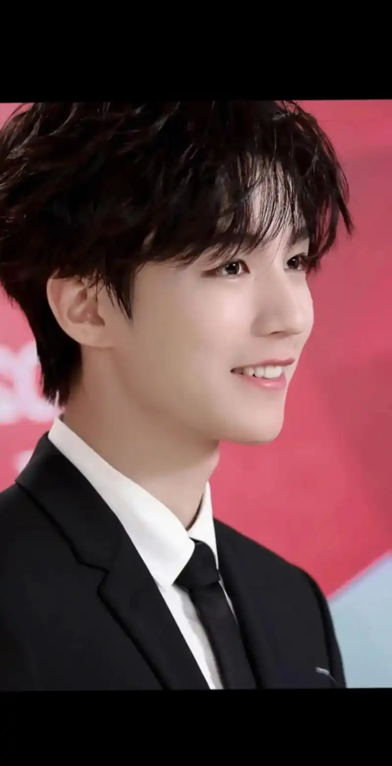 王俊凯 92粉色系92 - 抖音