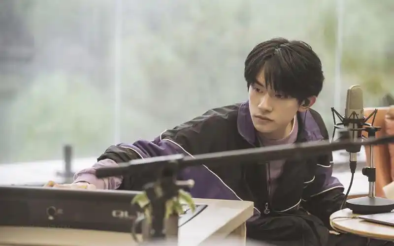 易烊千玺紫色拼接运动外套高清壁纸