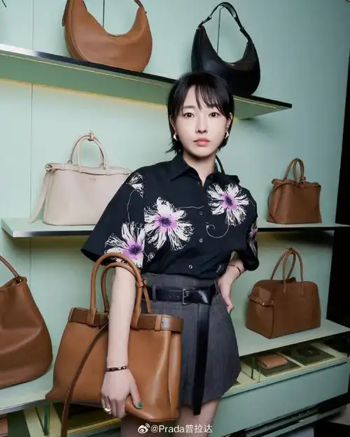 prada星闻#  @白百何出席prada青岛海信广场店焕新启幕活动,身着