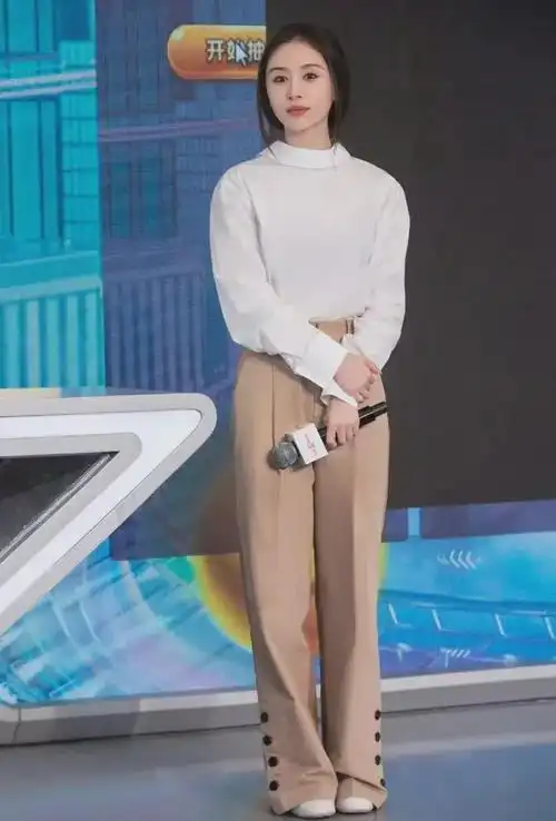 王子文个子不高身材却有料!穿黄色连衣裙到处破洞,实在是太撩人