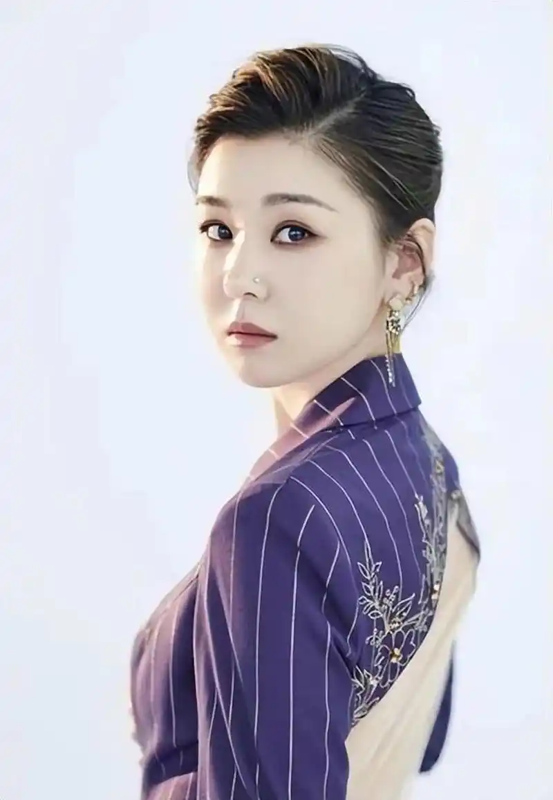 公众视野中,李小萌给人的印象似乎总是生动而积极的.