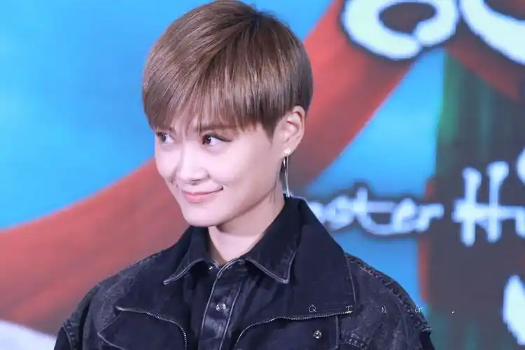 回顾以华晨宇和李宇春为首的混子歌手在香港这一夜现了原形