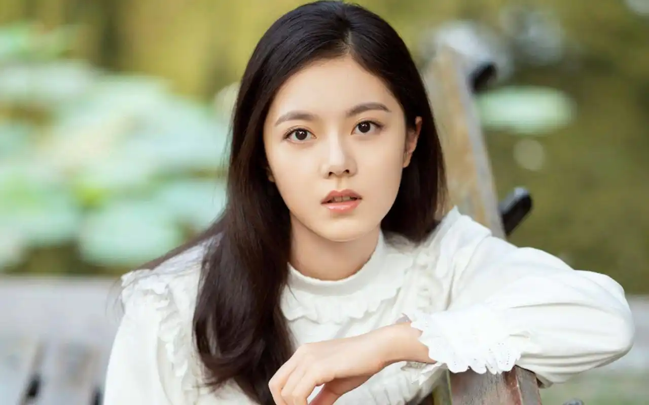 赵今麦清新温婉写真桌面壁纸