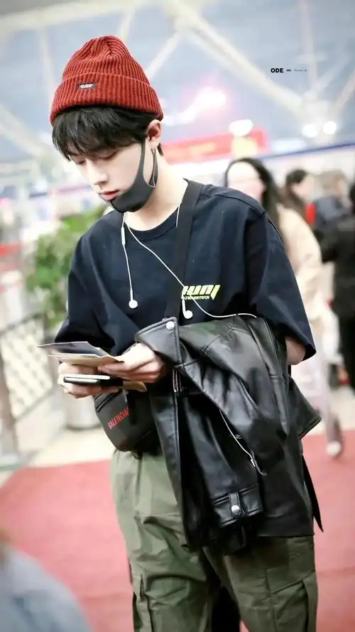 肖战 #机场穿搭  #一眼沦陷  太酷了!我又发一次 - 抖音