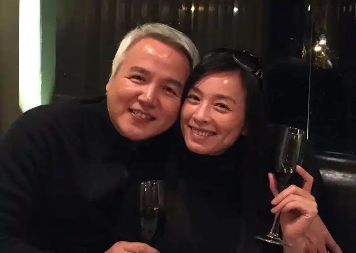 将"老公熬成爹"的5位女星,明明年龄差不多,看着却像两代人