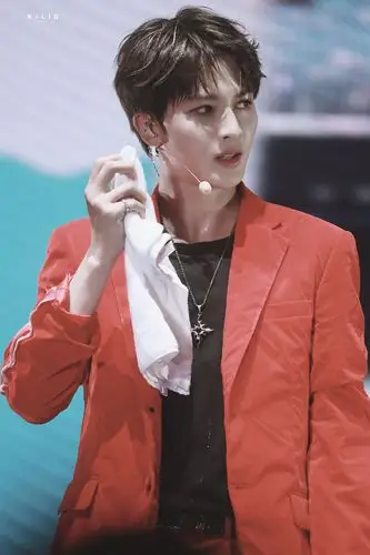 人间仙子的彩色西装系列,可甜可盐 又酷又撩~@theo-朱正廷