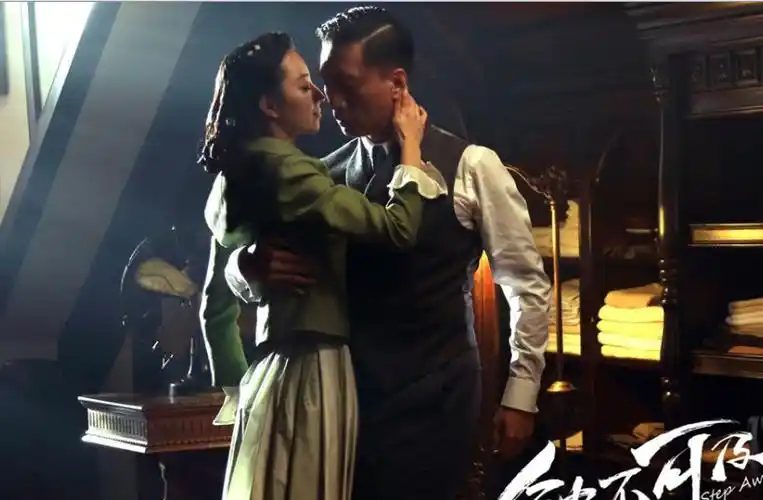 《触不可及》曝剧照 孙红雷桂纶镁深情相拥跳探戈