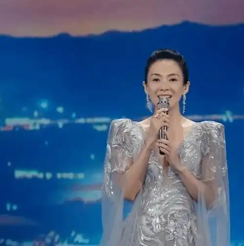 这次能够压轴大湾区电影音乐晚会,主办方也是给足了排面,章子怡也是