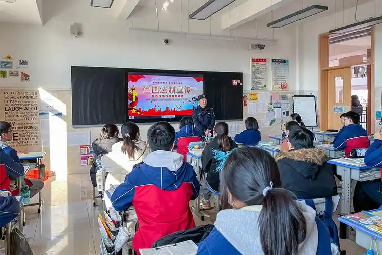 担子明德小学法治副校长走进校园开展宪法知识讲座活动章广中学法治副