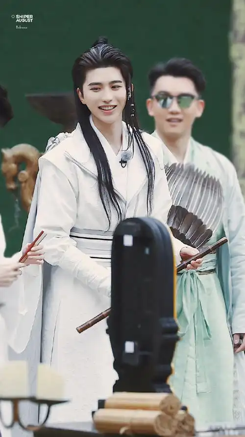 蔡徐坤超话7815#蔡徐坤白衣古装造型#君子世无双 陌上人如玉跑男