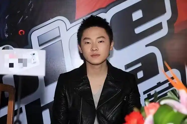 好声音冠军梁博被爱豆粉丝说上热搜,这是华语乐坛最大的悲哀!