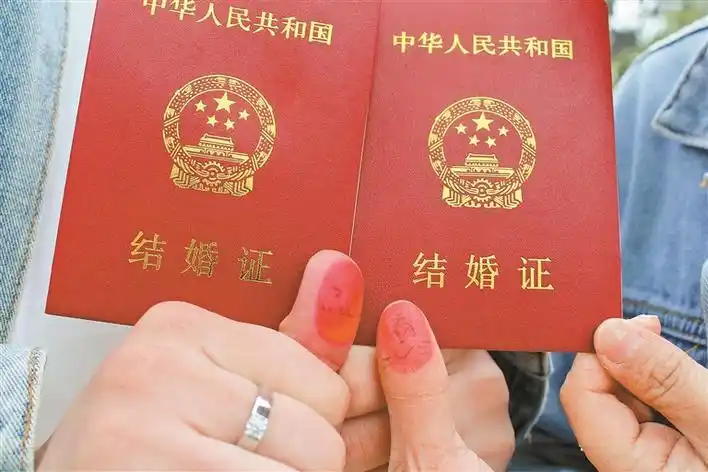 一对新婚夫妇亮出结婚证.