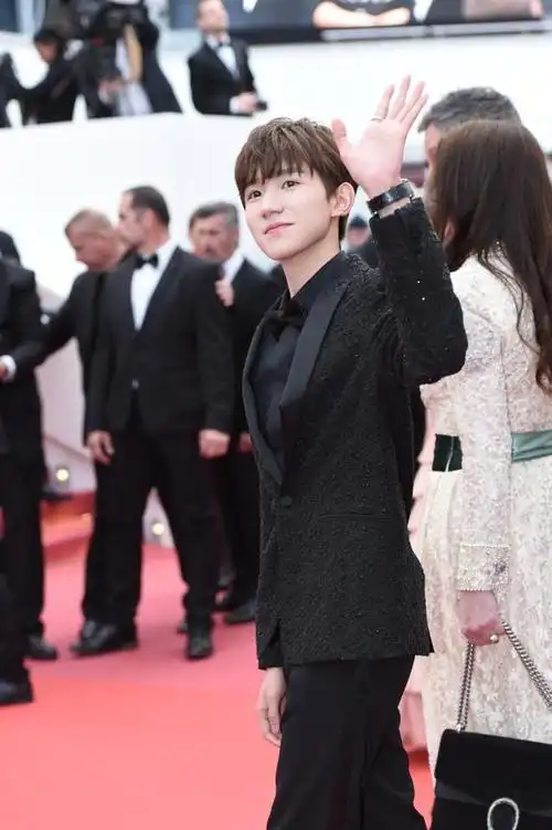 王源戛纳红毯踩到奚梦瑶裙子公开道歉称这是件非常不礼貌的事