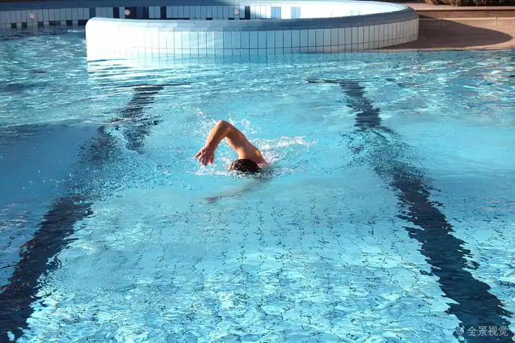 游泳_自由式游泳_游泳池_男人_图片大全—全景创意图库(quanjing.
