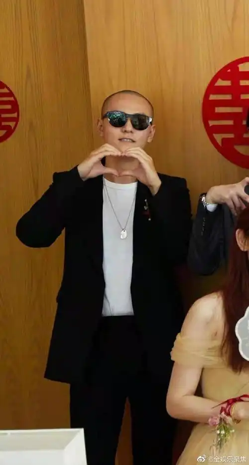 秦俊杰光头造型