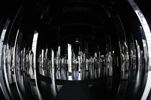 由镜面筑成的这片竹林神秘又极富科技感,展示出全新一代cc背后难掩的