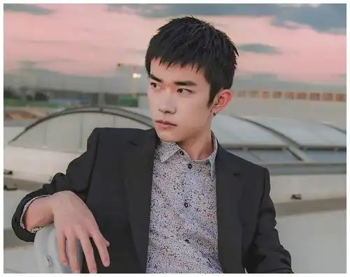 19岁易烊千玺剃平头穿西装亮相发布会这总裁范有内味儿了