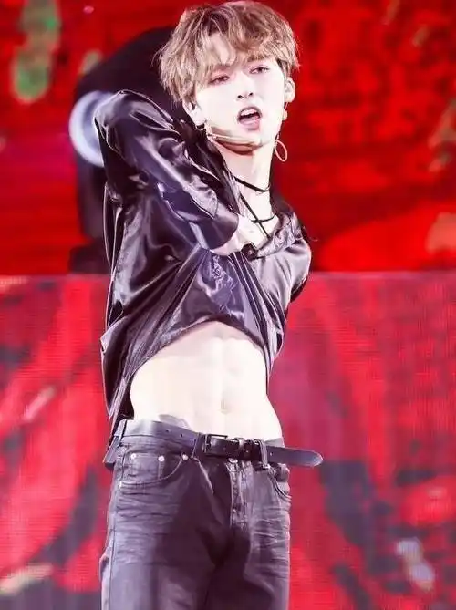 "可不可以在你的腹肌上画圈圈"7位男神炫腹肌,你眼眶发热吗?