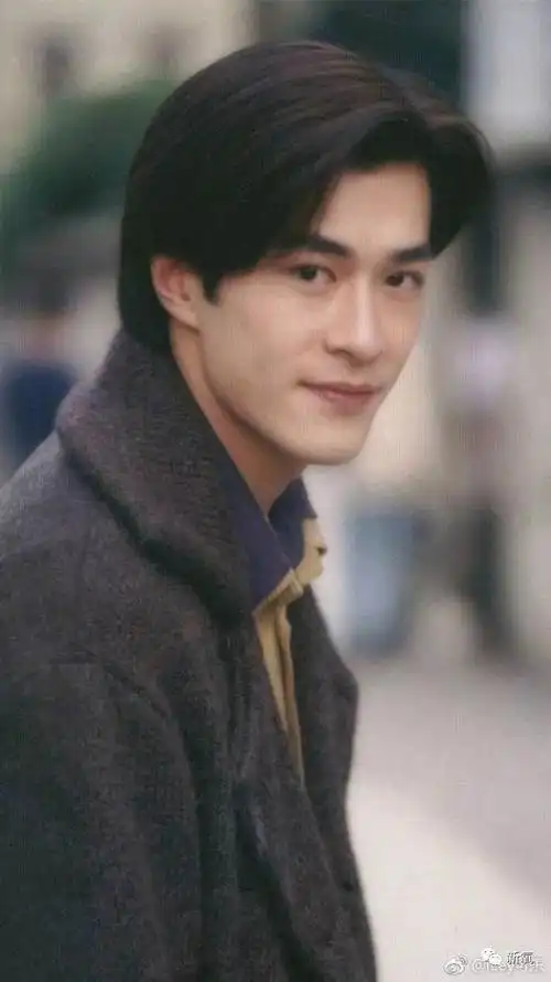 籍贯广东省江门市开平市,中国香港影视男演员摄影家,国家一级演员1976