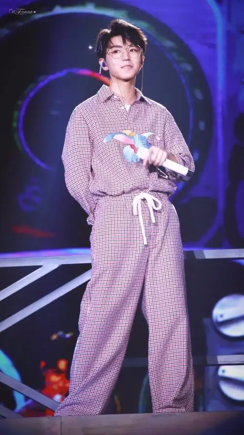 王俊凯戴眼镜穿格子睡衣亮相19岁生日会,在舞台上深情唱歌太帅了