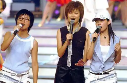 第二届超女出道十五周年,李宇春穿比赛衣服现身,与张靓颖齐发文