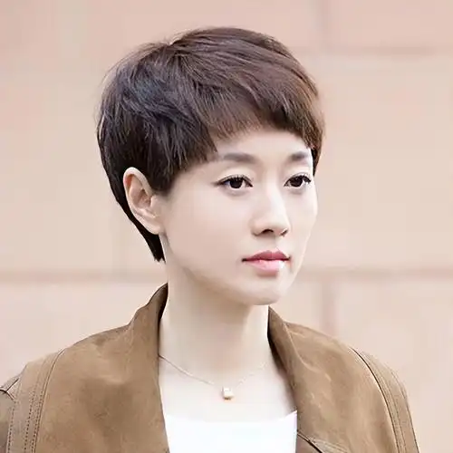 流行的发型之一,自带减龄感,中短发可以更好的塑造出知性优雅的形象