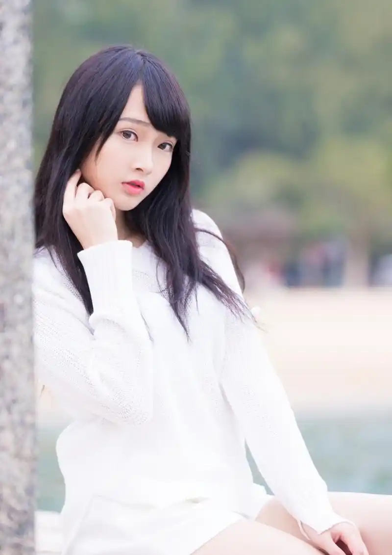 夏季穿搭推荐:青春美少女白色针织衫小短裤清新写真