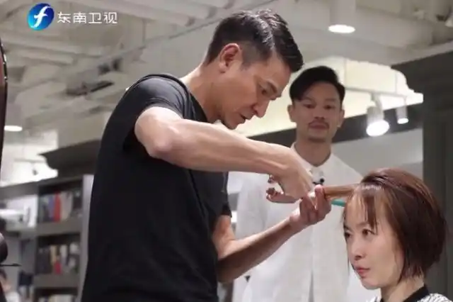 刘德华为鲁豫剪发!还表示想和四大天王一起做一个节目!