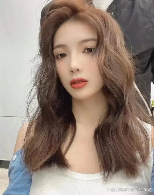 烫发既显时尚,又显得头发蓬松看起来更有发量,头发多就显年轻,可以不
