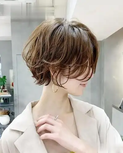 时尚纹理烫短发女